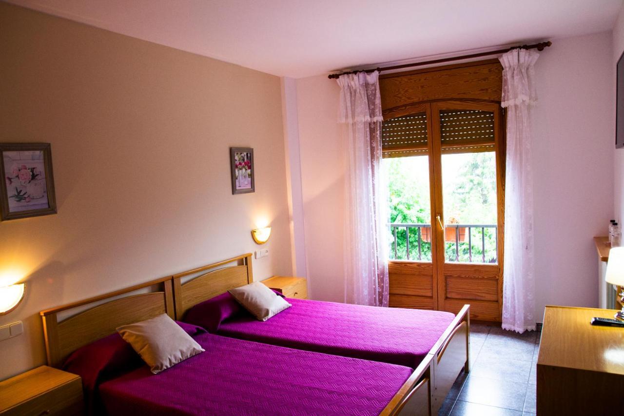 Hostal Montserrat มอนต์เซนีย์ ภายนอก รูปภาพ