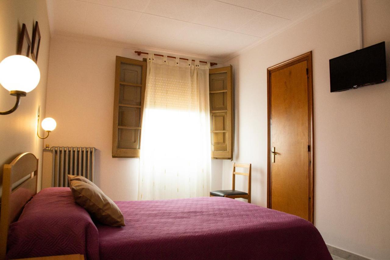 Hostal Montserrat มอนต์เซนีย์ ภายนอก รูปภาพ