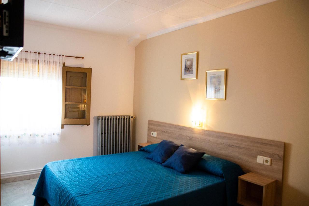 Hostal Montserrat มอนต์เซนีย์ ภายนอก รูปภาพ
