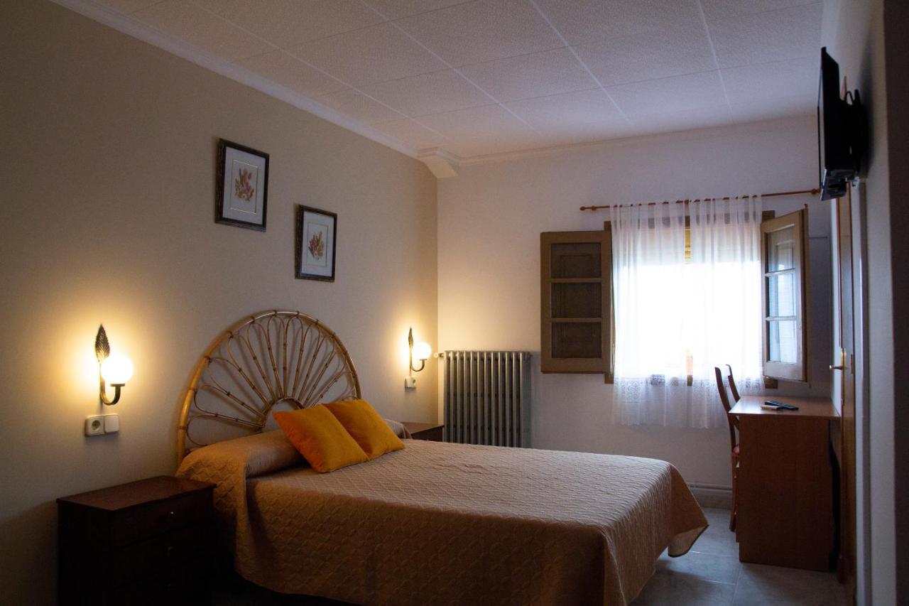 Hostal Montserrat มอนต์เซนีย์ ภายนอก รูปภาพ