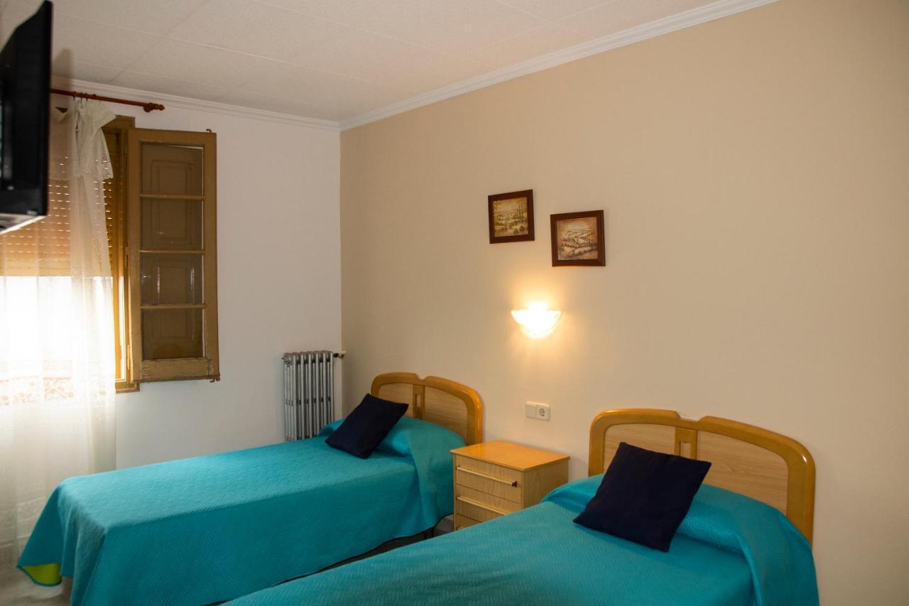 Hostal Montserrat มอนต์เซนีย์ ภายนอก รูปภาพ