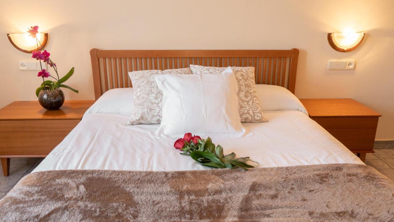 Hostal Montserrat มอนต์เซนีย์ ภายนอก รูปภาพ