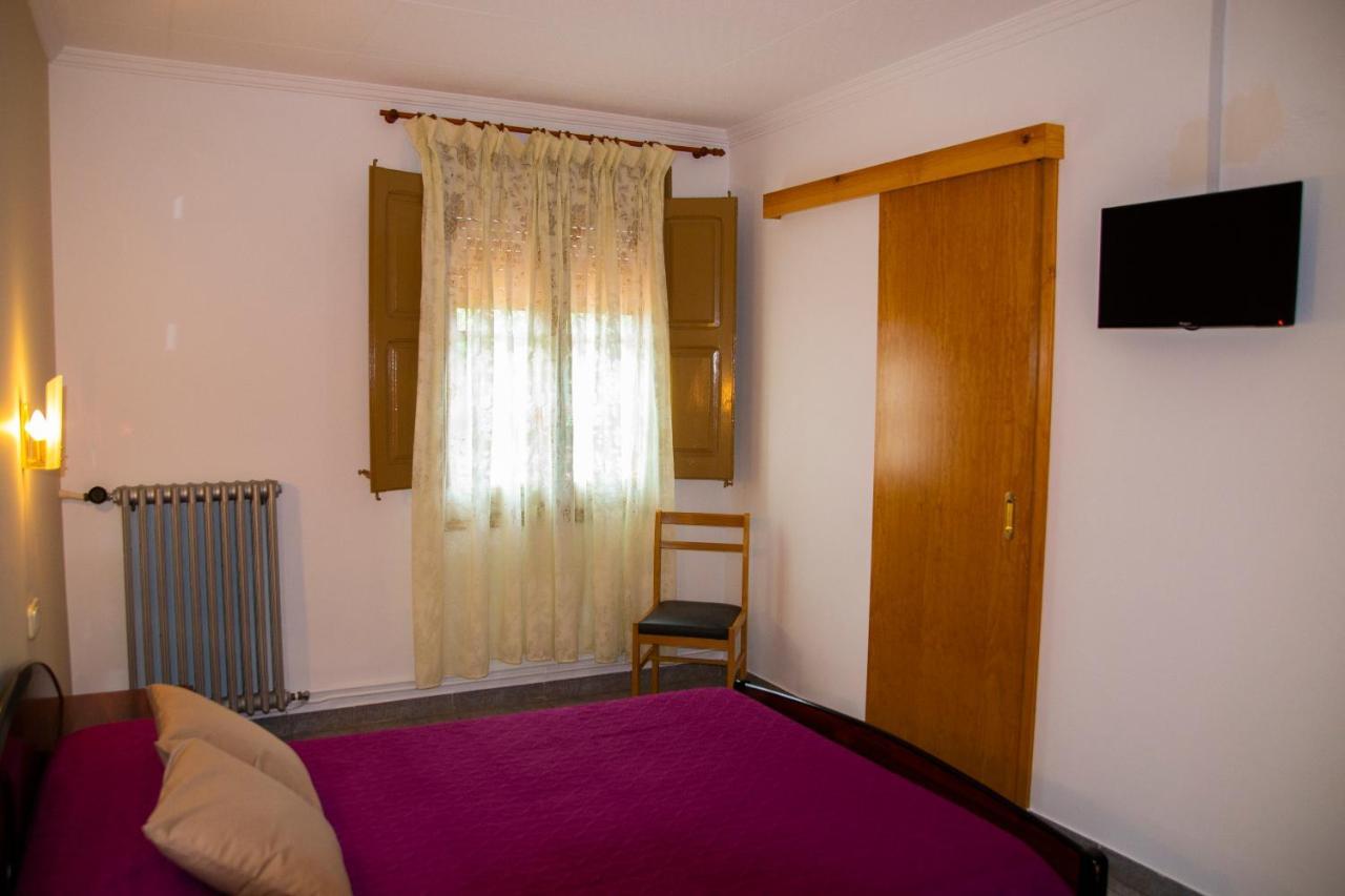 Hostal Montserrat มอนต์เซนีย์ ภายนอก รูปภาพ