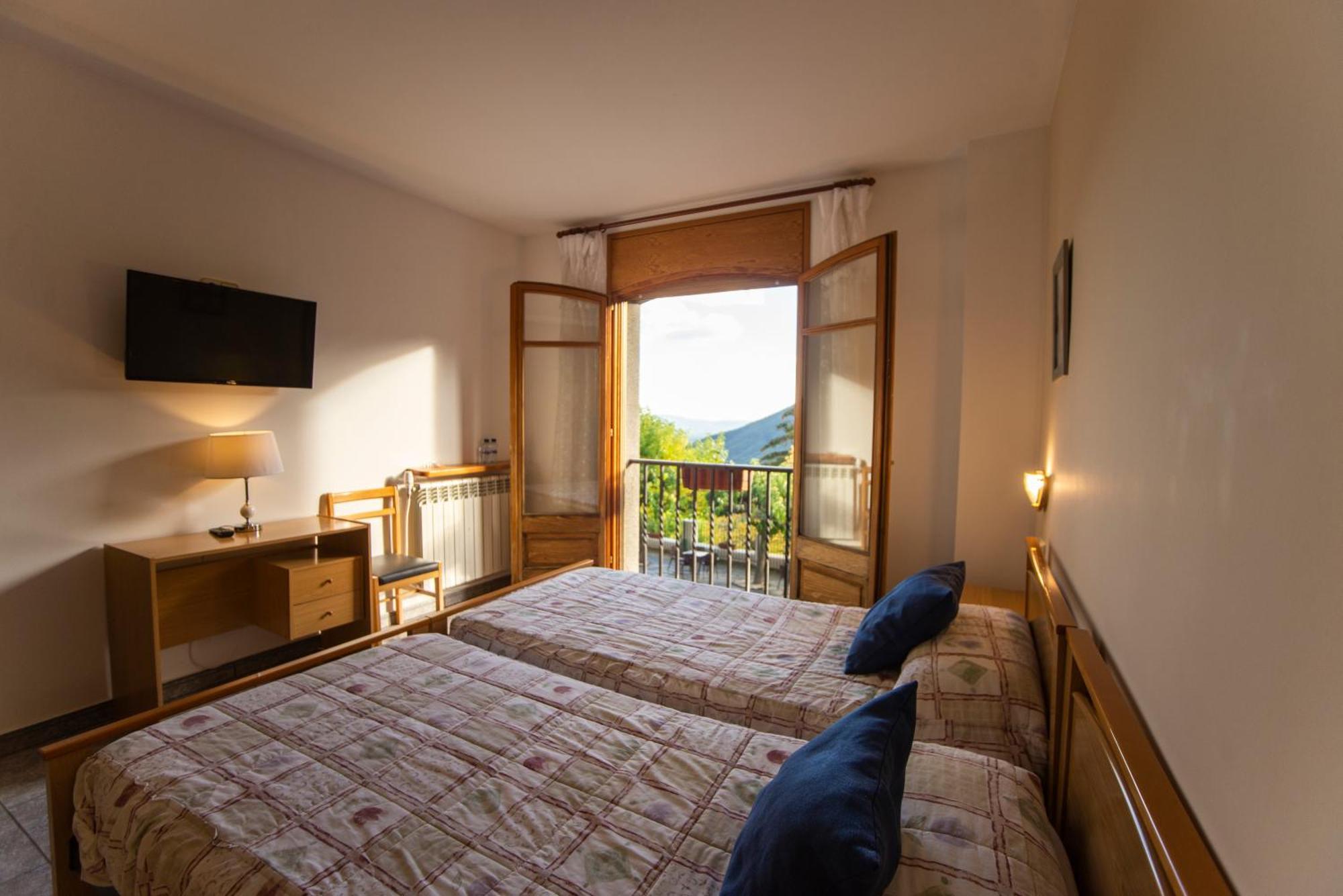 Hostal Montserrat มอนต์เซนีย์ ภายนอก รูปภาพ