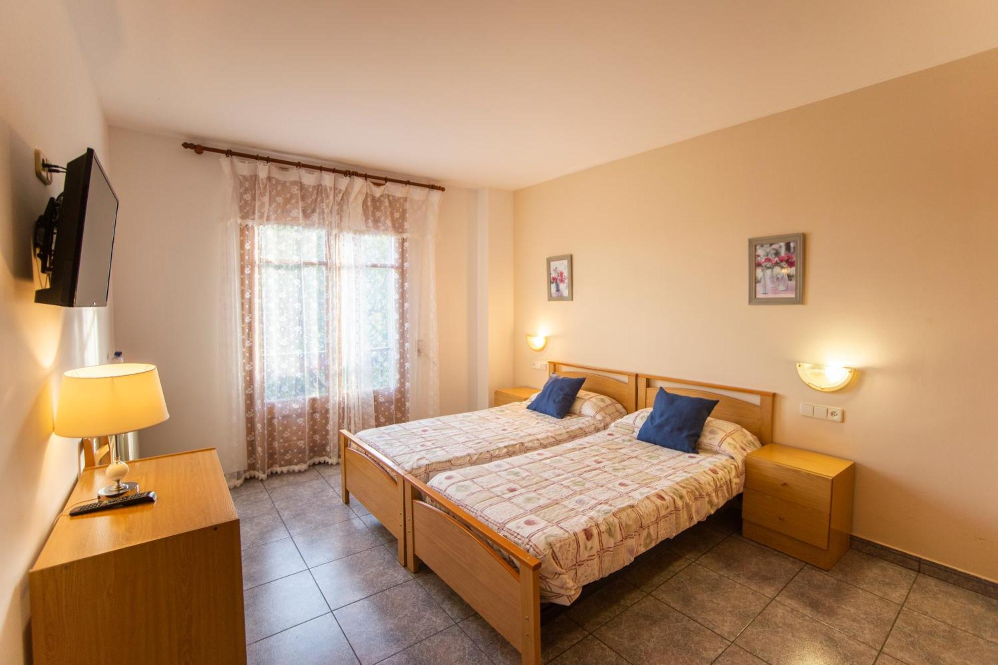 Hostal Montserrat มอนต์เซนีย์ ภายนอก รูปภาพ