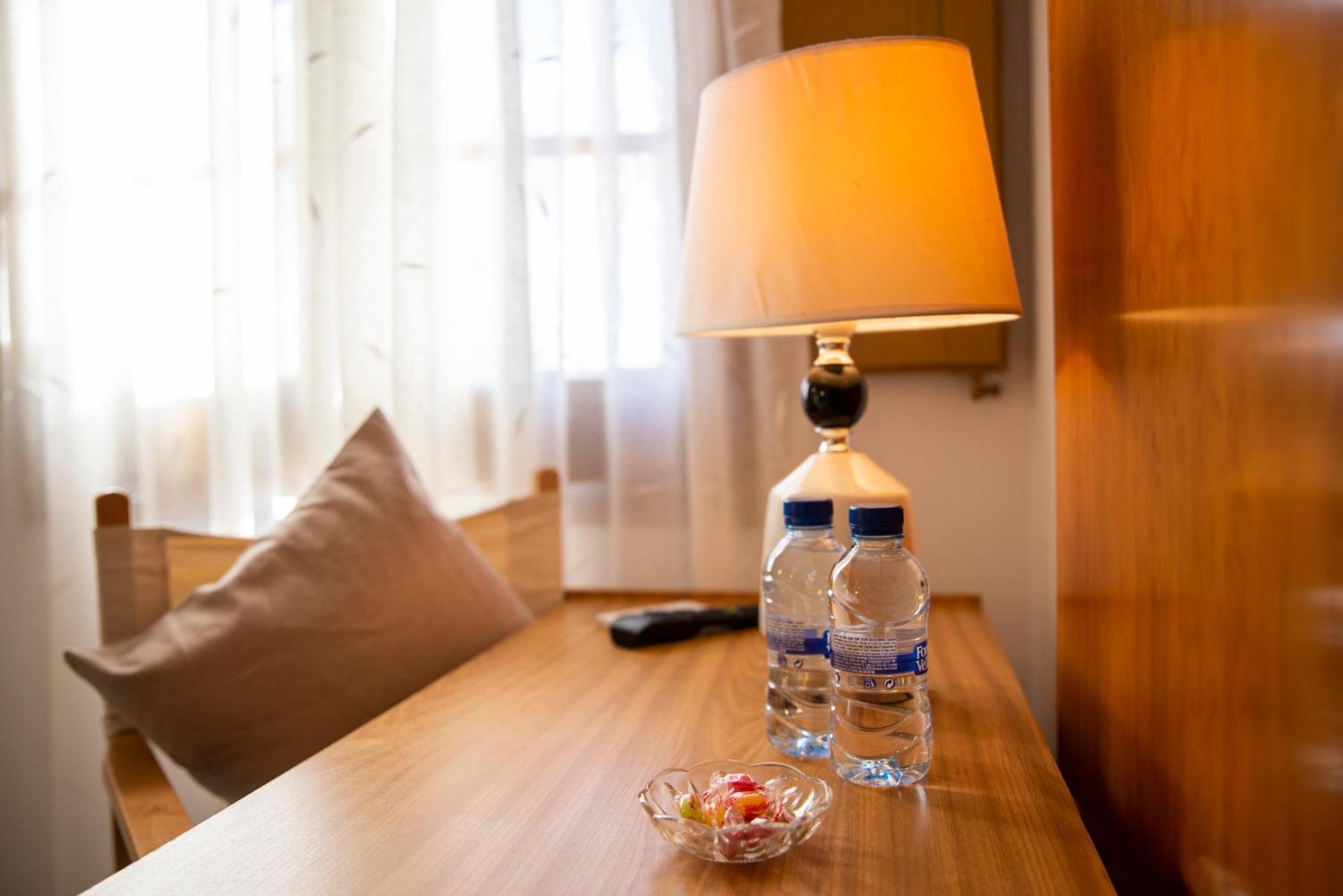 Hostal Montserrat มอนต์เซนีย์ ภายนอก รูปภาพ
