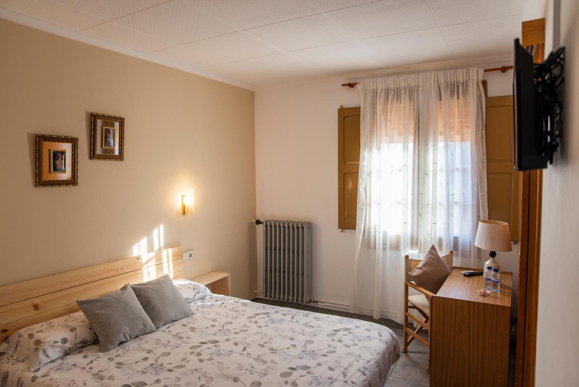 Hostal Montserrat มอนต์เซนีย์ ภายนอก รูปภาพ