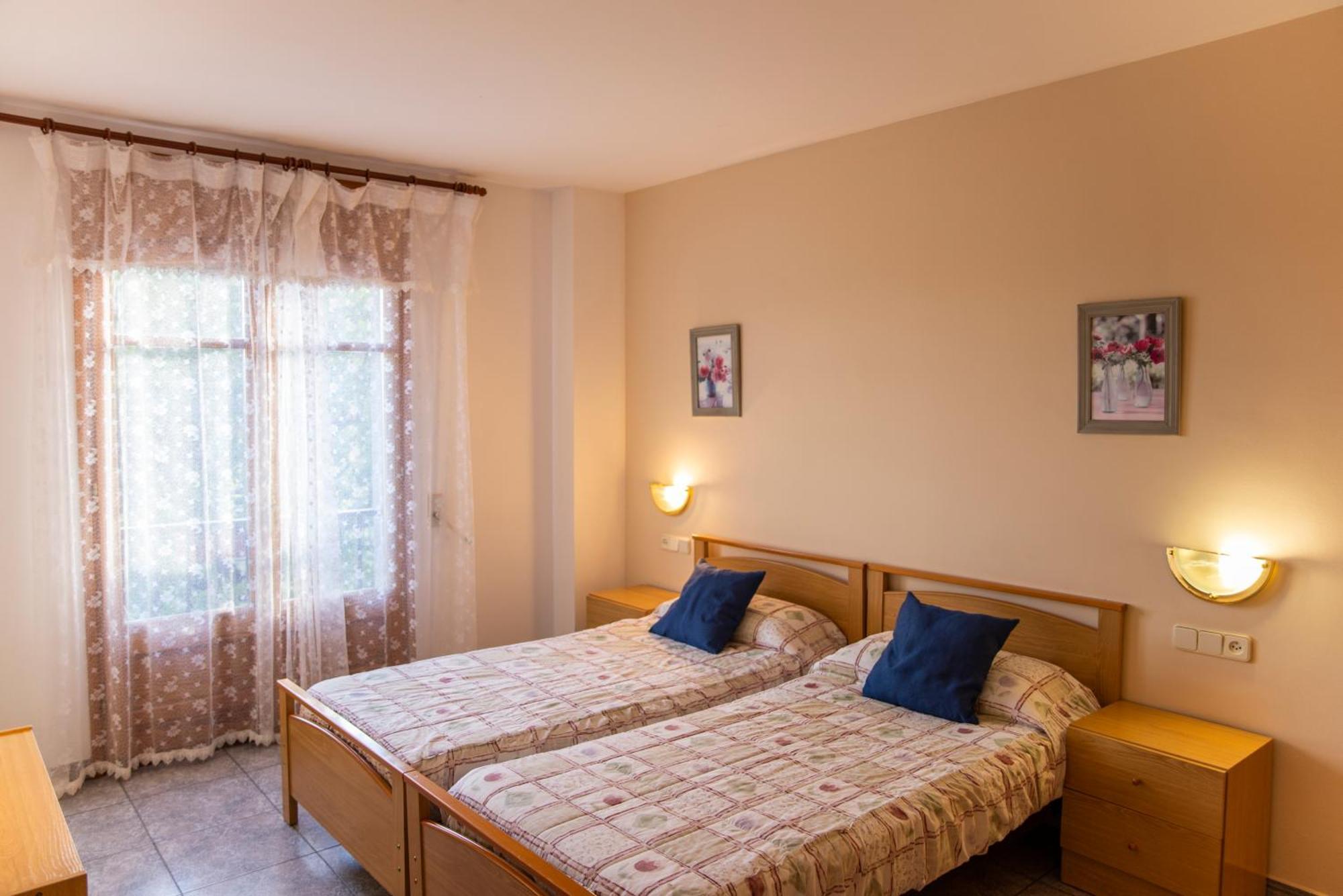 Hostal Montserrat มอนต์เซนีย์ ภายนอก รูปภาพ