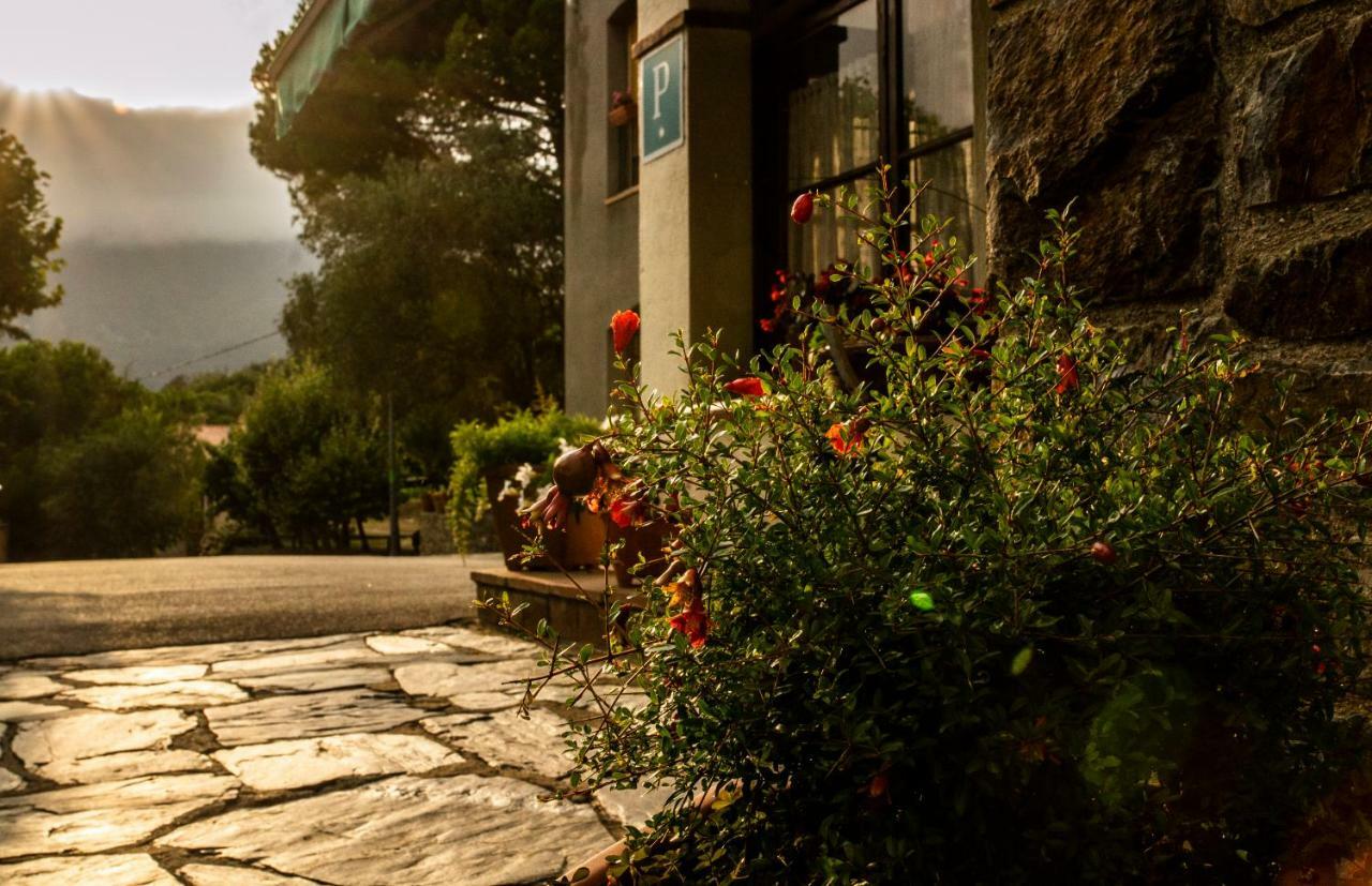 Hostal Montserrat มอนต์เซนีย์ ภายนอก รูปภาพ